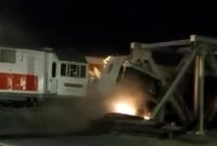 Kecelakaan antara KA Brantas tujuan Jakarta-Blitar dengan truk tronton hingga terjadi kebakaran di perlintasan Madukoro, Semarang, Jawa Tengah. (Dok: Tangkapan Layar dari sebuah video yang beredar di media sosial).