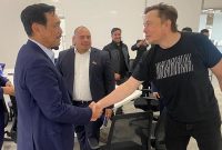 Menteri Koordinator Bidang Kemaritiman dan Investasi Luhut Binsar Pandjaitan bersalaman dengan Elon Musk selaku CEO Tesla Inc. ketika datang ke pabrik perakitan kendaraan listrik Tesla Inc, di Austin, Texas, Amerika Serikat, 26 April 2022. (Dok. Tempo)
