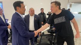 Menteri Koordinator Bidang Kemaritiman dan Investasi Luhut Binsar Pandjaitan bersalaman dengan Elon Musk selaku CEO Tesla Inc. ketika datang ke pabrik perakitan kendaraan listrik Tesla Inc, di Austin, Texas, Amerika Serikat, 26 April 2022. (Dok. Tempo)