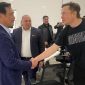 Menteri Koordinator Bidang Kemaritiman dan Investasi Luhut Binsar Pandjaitan bersalaman dengan Elon Musk selaku CEO Tesla Inc. ketika datang ke pabrik perakitan kendaraan listrik Tesla Inc, di Austin, Texas, Amerika Serikat, 26 April 2022. (Dok. Tempo)