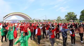 Masyarakat Muara Badak Semangat Berolahraga Bersama Bupati Kukar dalam Senam Merah Putih (ist)