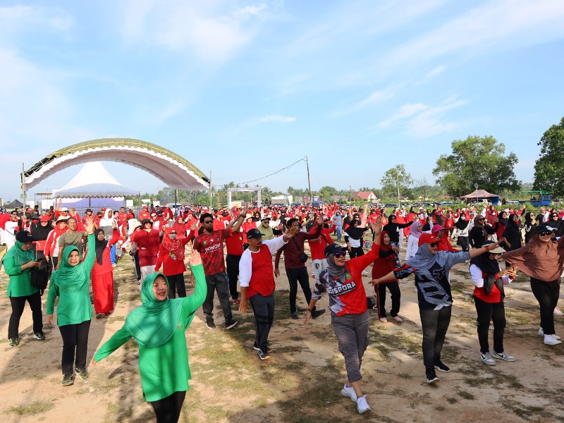 Masyarakat Muara Badak Semangat Berolahraga Bersama Bupati Kukar dalam Senam Merah Putih (ist)