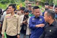 Ketua Komisi I DPRD Kaltim, Baharuddin Demmu sat menyaksikan pembukaan akses jalan RIng Road II