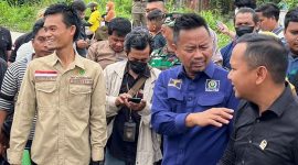 Ketua Komisi I DPRD Kaltim, Baharuddin Demmu sat menyaksikan pembukaan akses jalan RIng Road II