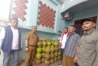 Gustian Riau selaku Kepala Dinas Perindustrian dan Perdagangan Kota Batam melakukan sidak langsung terlait kelangkaan gas elpiji 3 kilogram bersama Pertamina Batam, Senin (31/7/2023). (Dok. Antara)