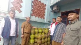 Gustian Riau selaku Kepala Dinas Perindustrian dan Perdagangan Kota Batam melakukan sidak langsung terlait kelangkaan gas elpiji 3 kilogram bersama Pertamina Batam, Senin (31/7/2023). (Dok. Antara)