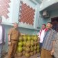 Gustian Riau selaku Kepala Dinas Perindustrian dan Perdagangan Kota Batam melakukan sidak langsung terlait kelangkaan gas elpiji 3 kilogram bersama Pertamina Batam, Senin (31/7/2023). (Dok. Antara)