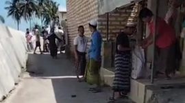 Tangkapan layar video warga Sumenep sedang berkumpul di sekitar tempat kejadian. (Dok. Viva. co.id)