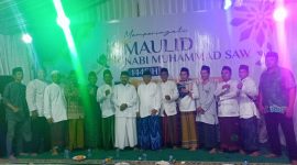 
Terlihat di sana ada anggota DPRD Provinsi Kaltim Saefuddin Zuhri. Ia menggelar peringatan Maulid Nabi Muhammad SAW 1445 Hijriyah dan sekaligus doa 1000 hari wafatnya almarhumah Ibu Hajah Tutik Sulastry.[IST]