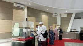 Muhammad Issac Almahmudi selaku Panitia penyelenggara pameran, memastikan keaslian Artefak Nabi Muhammad SAW yang dipamerkan. (Dok. Tribun News)