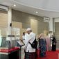 Muhammad Issac Almahmudi selaku Panitia penyelenggara pameran, memastikan keaslian Artefak Nabi Muhammad SAW yang dipamerkan. (Dok. Tribun News)