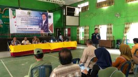
Baharuddin Demmu pada saat Sosperda bantuan hukum di Desan Jembayan, Kecamatan Loa Kulu, Kabupaten Kutai Kertanegara. [Ist]