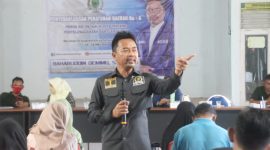 Baharuddin Demmu adalah anggota DPRD Kaltim yang juga merupakan Ketua Komis I ini membaur bersama masyarakat membahas penyebarluasan Perda tersebut dihadiri oleh Tokoh Masyarakat, Aparatur Desa, Babinsa dan ratusan warga lainnya. (Ist)