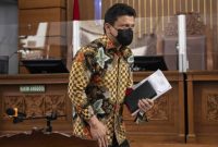 Ferdy Sambo Membawa Buku Hitam (www.sabangmeraukenews.com)