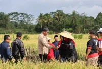 Bupati Edi saat berfoto dengan kelompok petani perempuan. (istimewa)