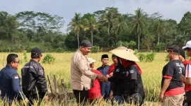 Bupati Edi saat berfoto dengan kelompok petani perempuan. (istimewa)