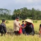 Bupati Edi saat berfoto dengan kelompok petani perempuan. (istimewa)