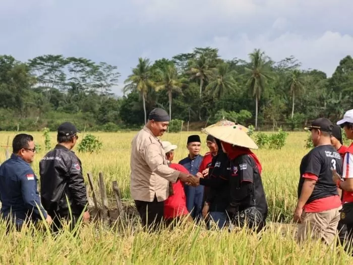 Bupati Edi saat berfoto dengan kelompok petani perempuan. (istimewa)