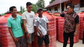 Wabup Rendi Solihin saat memberikan bantuan tandon air kepada warganya. (istimewa)