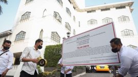 Tim penyidik Ditreskrimsus Polda Jatim memasang papan pengumuman penyitaan setelah melakukan penggeledahan Gedung Grha Wismilak di Surabaya. (Dok. Antara) 