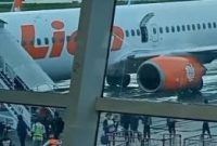Semua penumpang turun dari pesawat Lion Air karena pintu darurat pesawat dibuka di bandara El Tari Kupang, Minggu (26/2/2023). (Sumber: Kompas TV)
