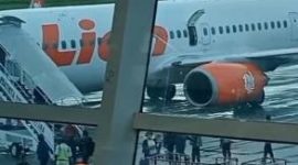 Semua penumpang turun dari pesawat Lion Air karena pintu darurat pesawat dibuka di bandara El Tari Kupang, Minggu (26/2/2023). (Sumber: Kompas TV)