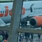 Semua penumpang turun dari pesawat Lion Air karena pintu darurat pesawat dibuka di bandara El Tari Kupang, Minggu (26/2/2023). (Sumber: Kompas TV)