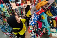 Kontribusi UMKM Terhadap Pembangunan Ekonomi. Tenaga pemasar merapikan produk UmKM saat berpameran di Jakarta, Selasa (4/10/2022). Menteri Keuangan Sri Mulyani Indrawati mengatakan UMKM merupakan komponen utama ekonomi. Sebab, UMKM mampu menciptakan lapangan kerja dan memberikan kontribusi yang signifikan terhadap pembangunan ekonomi, baik secara nasional maupun global. BeritaSatu Photo/Mohammad Defrizal