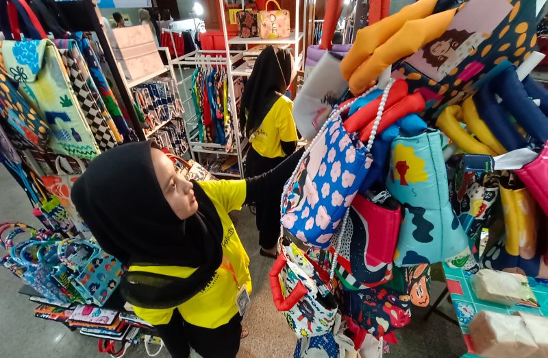 Kontribusi UMKM Terhadap Pembangunan Ekonomi. Tenaga pemasar merapikan produk UmKM saat berpameran di Jakarta, Selasa (4/10/2022). Menteri Keuangan Sri Mulyani Indrawati mengatakan UMKM merupakan komponen utama ekonomi. Sebab, UMKM mampu menciptakan lapangan kerja dan memberikan kontribusi yang signifikan terhadap pembangunan ekonomi, baik secara nasional maupun global. BeritaSatu Photo/Mohammad Defrizal