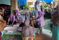 Ilustrasi bayi dan ibu saat menunggu di posyandu. (Kontributor KMM)