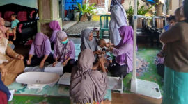 Ilustrasi bayi dan ibu saat menunggu di posyandu. (Kontributor KMM)