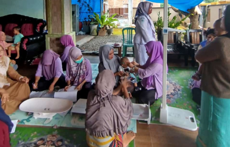 Ilustrasi bayi dan ibu saat menunggu di posyandu. (Kontributor KMM)