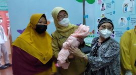 Kepala Dinas Kesehatan Provinsi DKI Jakarta dr. Widyastuti (tengah) menggendong bayi peserta vaksinasi PCV, bersama Ketua IDI Jakarta Barat dr Cecilia Renny (kanan) dan orangtua peserta vaksin di Puskesmas Kembangan, Jakarta Barat (megapolitan,kompas.com)