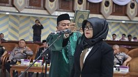 A Komariah DPRD Kaltim saat dilantik menjadi anggota dewan. [Ist]