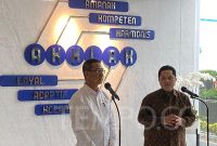 Menteri BUMN Erick Thohir bersama Penjabat (Pj) Gubernur DKI Jakarta Heru Budi Hartono dalam jumpa pers di kantor Kementerian BUMN, Jakarta, pada Rabu 19/10/22 (metro.tempo.co