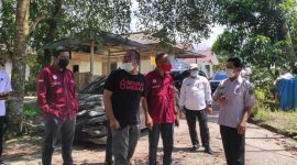 Wakil Ketua DPRD Muhammad Samsun Bersama dengan Kepala Desa Badak Baru.[Mediaetam.com/Idham]