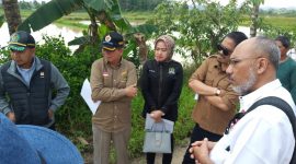Anggota Komisi I DPRD Kaltim, Marthinus saat meninjau lapangan di Dusun Batu Hitam, Loa Duri Ulu. [Ist]