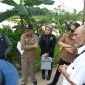 Anggota Komisi I DPRD Kaltim, Marthinus saat meninjau lapangan di Dusun Batu Hitam, Loa Duri Ulu. [Ist]