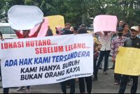 Aksi Forum GBE di depan kantor KPKNL Surabaya. [Ist]