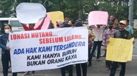Aksi Forum GBE di depan kantor KPKNL Surabaya. [Ist]