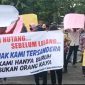 Aksi Forum GBE di depan kantor KPKNL Surabaya. [Ist]