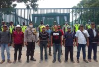 Forum Peduli Pekerja GBE saat melakukan foto bersama dengan aparat kepolisian yang menjaga ketat Gedung PT Energi Sterila Higiena ( Esterna) Tambak Langon, Asem Rowo, Surabaya, Jawa Timur. [Ist]