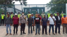 Forum Peduli Pekerja GBE saat melakukan foto bersama dengan aparat kepolisian yang menjaga ketat Gedung PT Energi Sterila Higiena ( Esterna) Tambak Langon, Asem Rowo, Surabaya, Jawa Timur. [Ist]