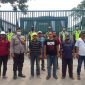 Forum Peduli Pekerja GBE saat melakukan foto bersama dengan aparat kepolisian yang menjaga ketat Gedung PT Energi Sterila Higiena ( Esterna) Tambak Langon, Asem Rowo, Surabaya, Jawa Timur. [Ist]