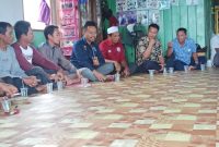 Baharuddin Demmu [tengah] saat berkunjung di Desa Jantur. [Ist]