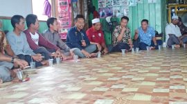 Baharuddin Demmu [tengah] saat berkunjung di Desa Jantur. [Ist]