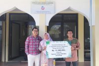 Foto : BERBAGI. Kepala Unit Pelayanan Pegadaian Samarinda Anna Kurniawati menyerahkan bantuan program bina lingkungan kepada perwakilan Yayasan Cahaya Merdeka.