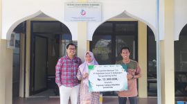 Foto : BERBAGI. Kepala Unit Pelayanan Pegadaian Samarinda Anna Kurniawati menyerahkan bantuan program bina lingkungan kepada perwakilan Yayasan Cahaya Merdeka.