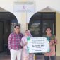 Foto : BERBAGI. Kepala Unit Pelayanan Pegadaian Samarinda Anna Kurniawati menyerahkan bantuan program bina lingkungan kepada perwakilan Yayasan Cahaya Merdeka.