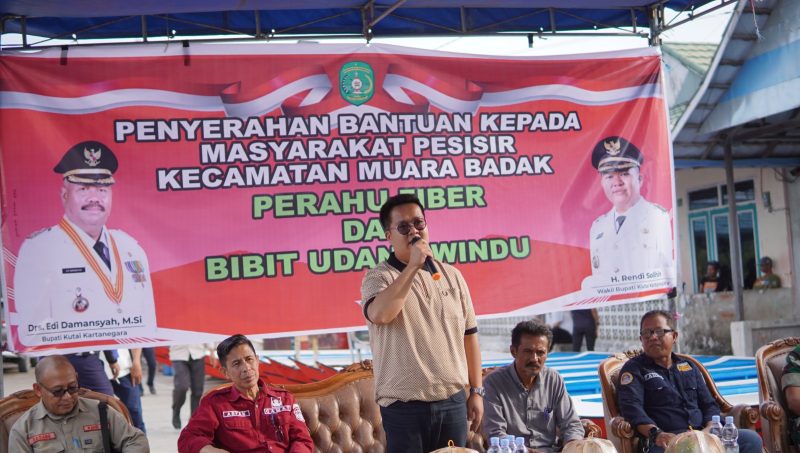 Wakil Bupati Kukar Serahkan Bantuan untuk Nelayan di Muara Badak (ist)